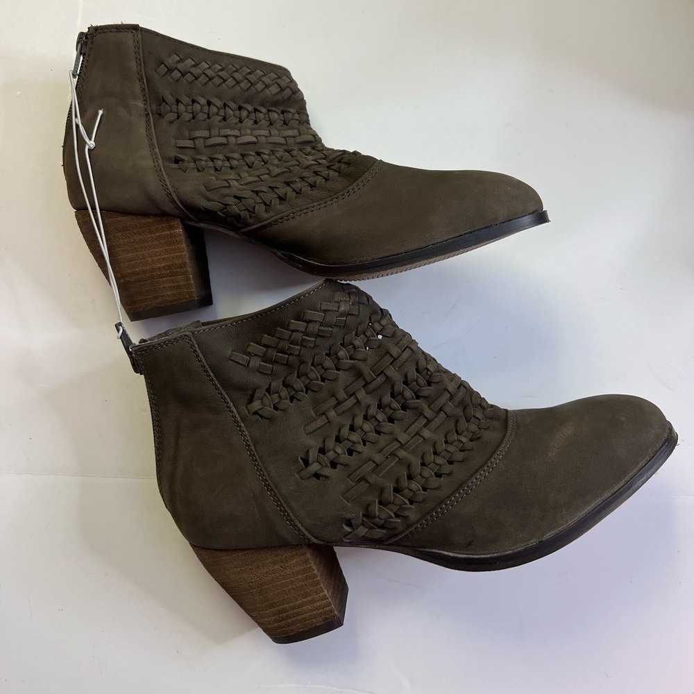 DIBA Sleek Woven Leather Bootie Heeled Boots Dark Grey Brown NEW Size 8 - Picture 9 of 9